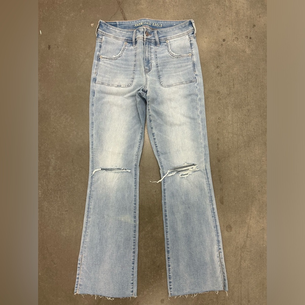 American Eagle Boot Jeans Size 8 Light wash Ripped knees Stretchy!